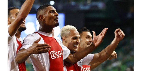 Sébastien Haller postigao je 4 gola na jednoj utakmici UEFA -ine Lige prvaka Sébastien Haller postigao je 4 gola na jednoj utakmici UEFA -ine Lige prvaka